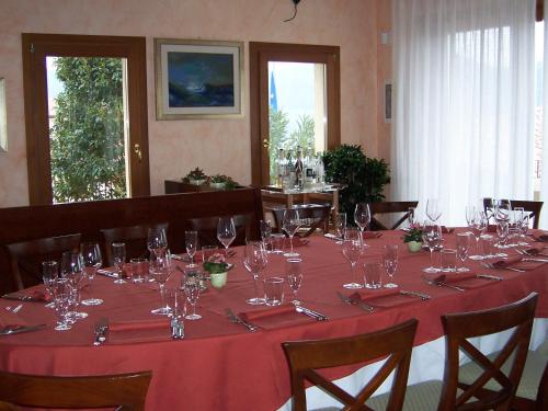 CastelcuccoにあるLocanda da Gerryの長テーブル(ワイングラス付)