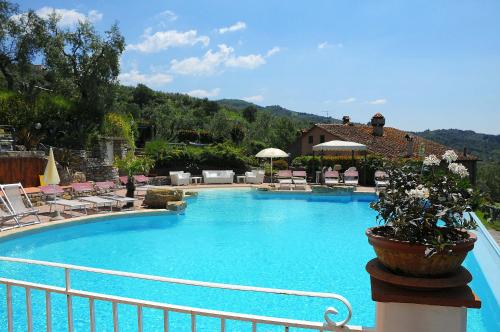 LE FORRI Agriturismo e B&Bの敷地内または近くにあるプール