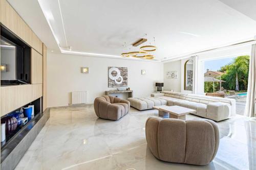 A c Villa 8BR 15P with Pool & Tennis – Antibes