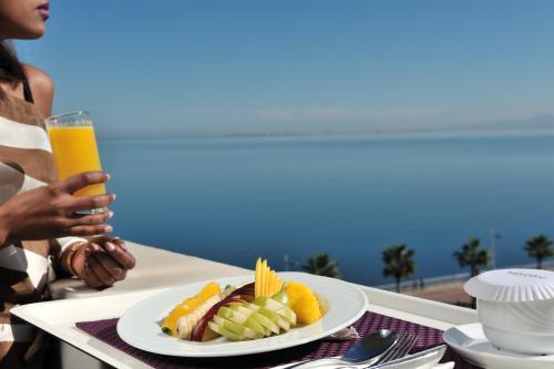 Comida en o cerca de este hotel