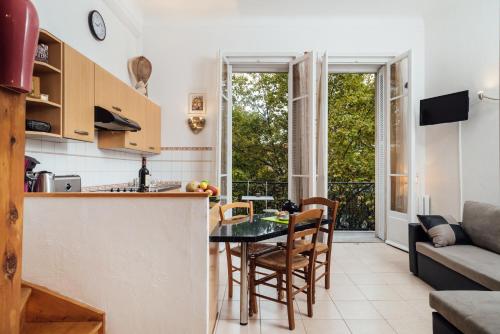 Kuchyň nebo kuchyňský kout v ubytování Nice Appartement Rue D'Italie