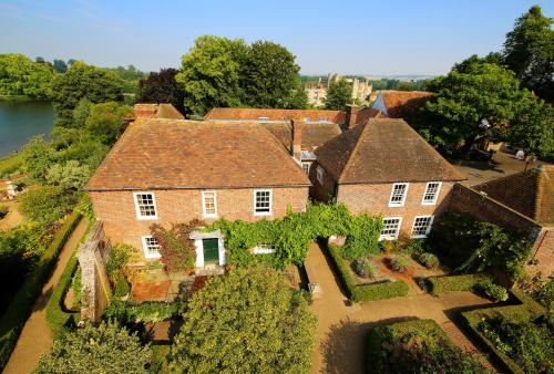 A bird's-eye view of Stable Courtyard Bedrooms At Leeds Castle 