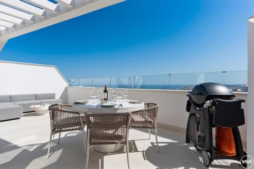 ViVi Homes - Gerrard, Terrace, Pool & Sea Vew