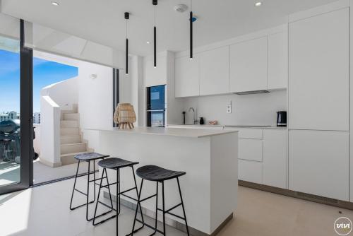 ViVi Homes - Gerrard, Terrace, Pool & Sea Vew