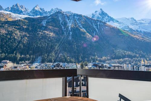 Studio center summer pool Mont-Blanc view