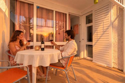 Alejandro Pool Terrace and Full Kitchen