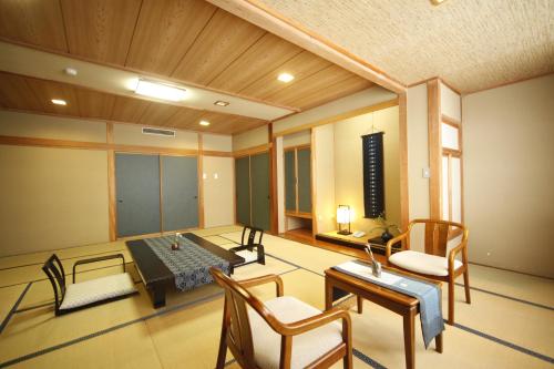 a living room with a table and chairs at Oribana in Omachi