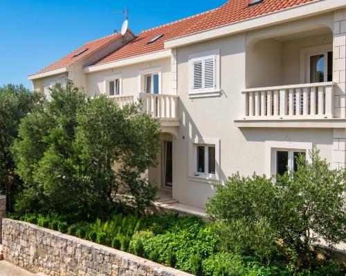 Spacious apartment in Žrnovo with shared pool 100 m²