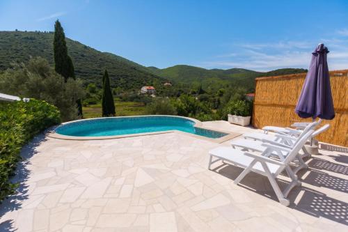 Spacious apartment in Žrnovo with shared pool 100 m²