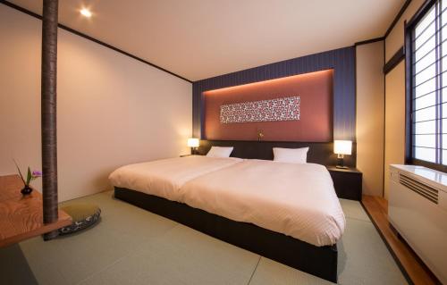 a bedroom with a large bed in a room at Oribana in Omachi