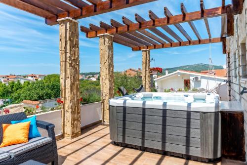 Luxury Villa in Rogoznica with Pool