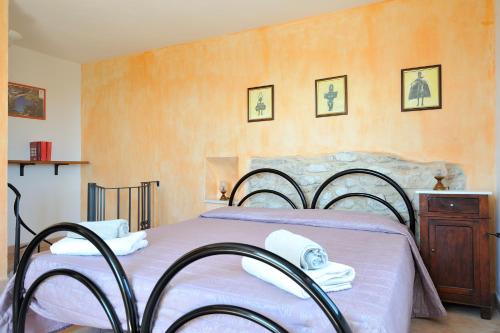 バウネーイにあるApartments Goloritzèのベッドルーム(紫の毛布を使用した大型ベッド1台付)