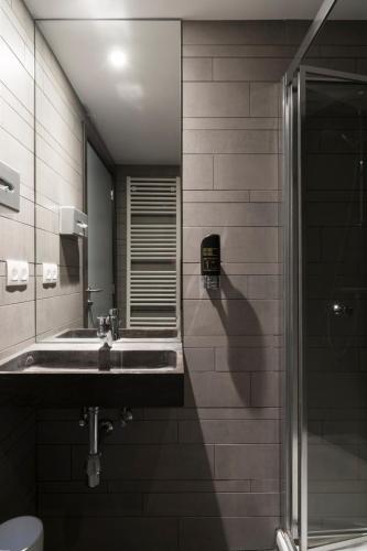 Ένα μπάνιο στο Brxxl 5 City Centre Hostel