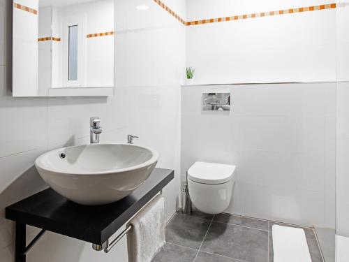 バレンシアにあるUNIK. Apartments Valenciaの白いバスルーム(洗面台、トイレ付)
