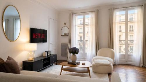 Cosy 1BR with Balcony Arc de Triomphe