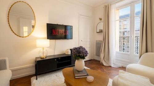 Cosy 1BR with Balcony Arc de Triomphe