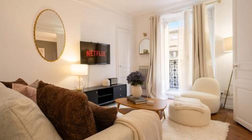 Cosy 1BR with Balcony Arc de Triomphe