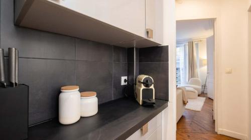 Cosy 1BR with Balcony Arc de Triomphe