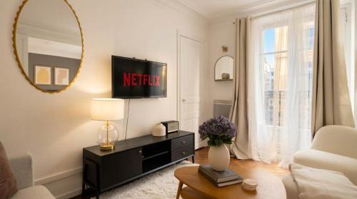 Cosy 1BR with Balcony Arc de Triomphe