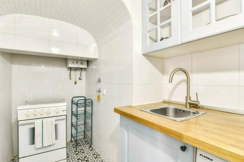 Portuguese Design 1 Bedroom Apartment in the Heart of Lisbon
