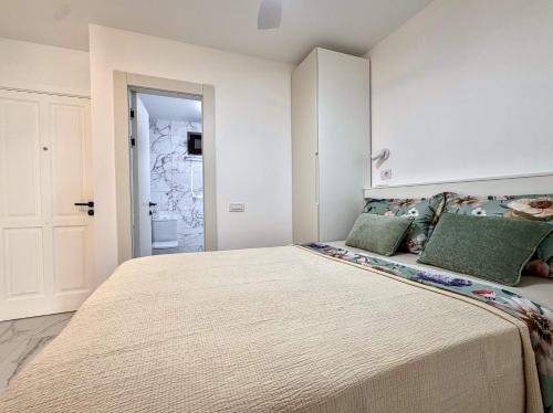 Royal Gardens Studio 123 Tenerife Rental & Sales