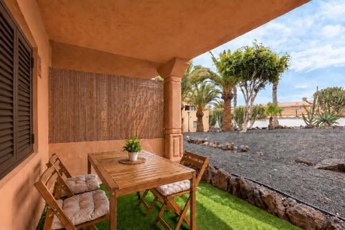 Home2Book Charming Apt Poolside Retreat