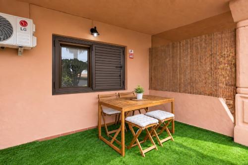 Home2Book Charming Apt Poolside Retreat