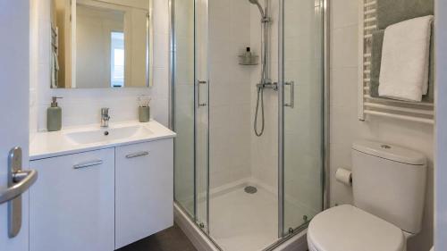 Chic Parisian Home Private Balcony Sleeps 6