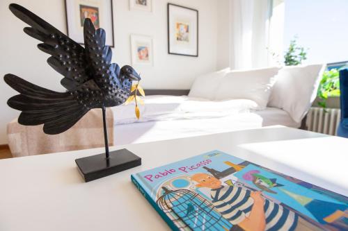 Urban Smart Living with balcony near Basel SBB & City Center - Special PICCO PICASSO 52 Apartment, up to 4 guests