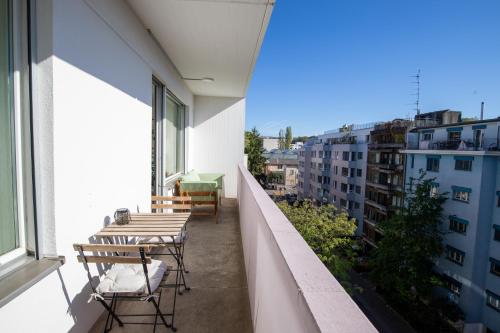 Urban Smart Living with balcony near Basel SBB & City Center - Special PICCO PICASSO 52 Apartment, up to 4 guests