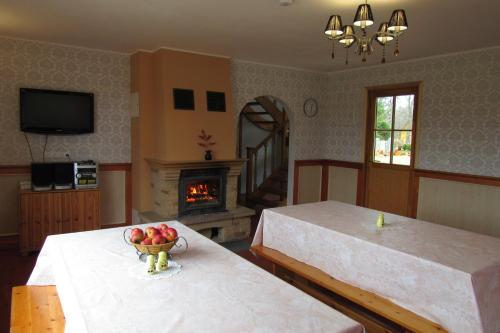 Arina Holiday House في Nasva: غرفة معيشة مع طاولة مع وعاء من الفواكه عليها