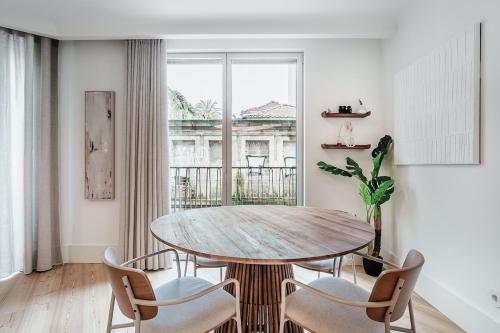 Stylish Retreat in Central Porto Stay with Parking