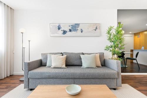 Urban Retreat with Balcony, Bright and Central Porto