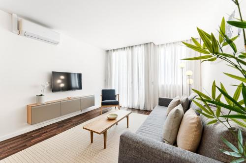 Urban Retreat with Balcony, Bright and Central Porto