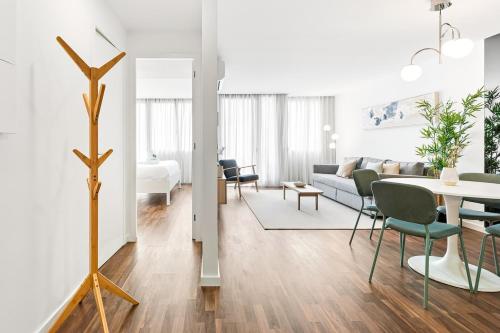 Urban Retreat with Balcony, Bright and Central Porto