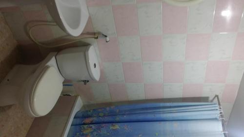 Ένα μπάνιο στο Red Tower Furnished Apartments
