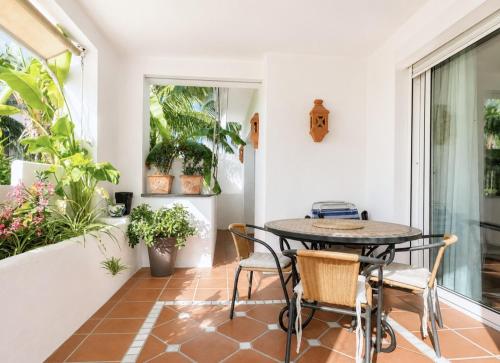 Elegant apartment with spectacular garden and pool in Estepona Costalita