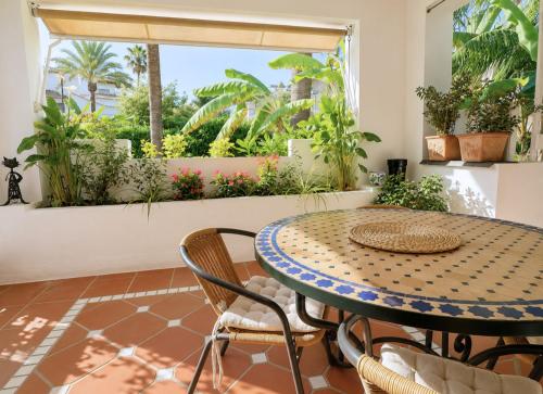 Elegant apartment with spectacular garden and pool in Estepona Costalita