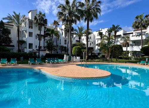 Elegant apartment with spectacular garden and pool in Estepona Costalita