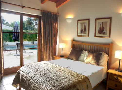 En eller flere senge i et værelse på AlmaVerde Village & Spa Resort