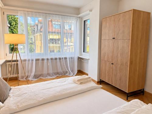 Stylish 2BR with Stunning Zurich Views - Tilia 41