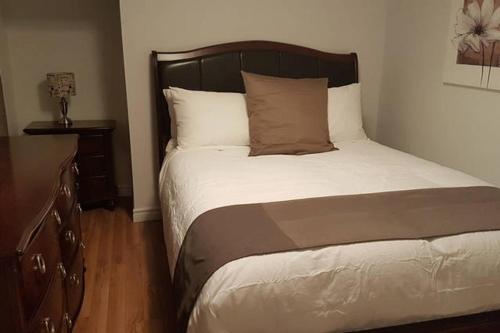 En eller flere senge i et værelse på 1-Bedroom Apartment Sweet #7 by Amazing Property Rentals