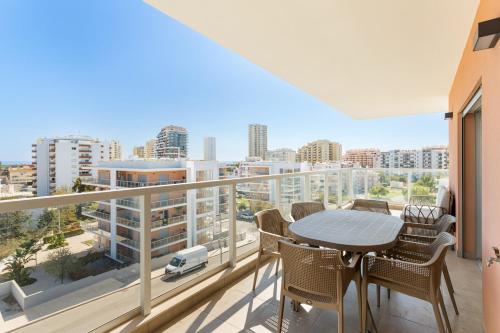 Your Algarve Base -Bright 2BR with Pool & Terrace