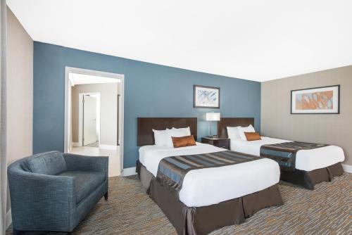 מיטה או מיטות בחדר ב-Wingate by Wyndham Niagara Falls