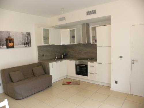 ein Wohnzimmer mit einem Sofa und einer Küche in der Unterkunft Secret Garden in Cannes