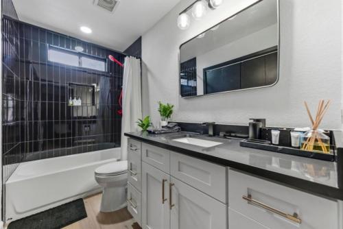 Austin Hideaway 3BR Home with Private Backyard, Austin (updated prices ...