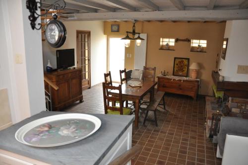 une cuisine et un salon avec une table et une salle à manger dans l'établissement gite 