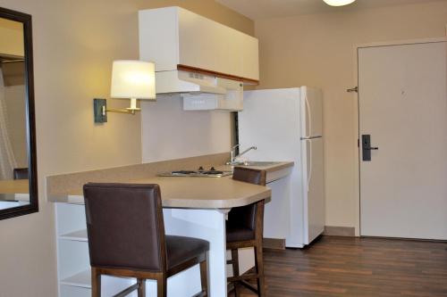 Extended Stay America Select Suites - Chicago - Naperville - Eastにあるキッチンまたは簡易キッチン