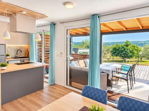 Beach House BETA, a romantic hideaway in an olive grove by the sea, swimming pool, jacuzzi & playground, Pomer