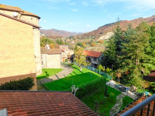 Castel del RioにあるAlbergo Ristorante Galloの庭付きの家屋の屋根からの眺め